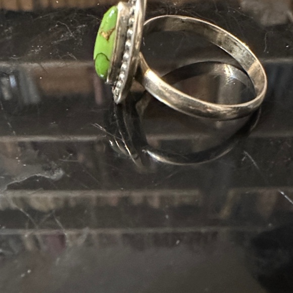 Navajo Green Gaspeite Sterling Silver Ring  3 grams Rare stone - Picture 4 of 7